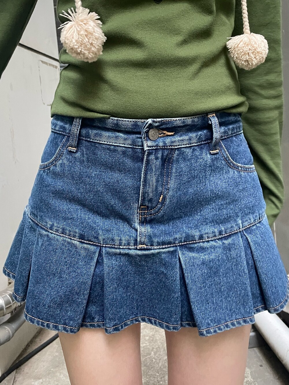 ブルー系のデニムパンツ、グリーン系のTシャツ/カットソー、ホワイト系のトートバッグを着用したレディースの秋コーディネートの6枚目の写真