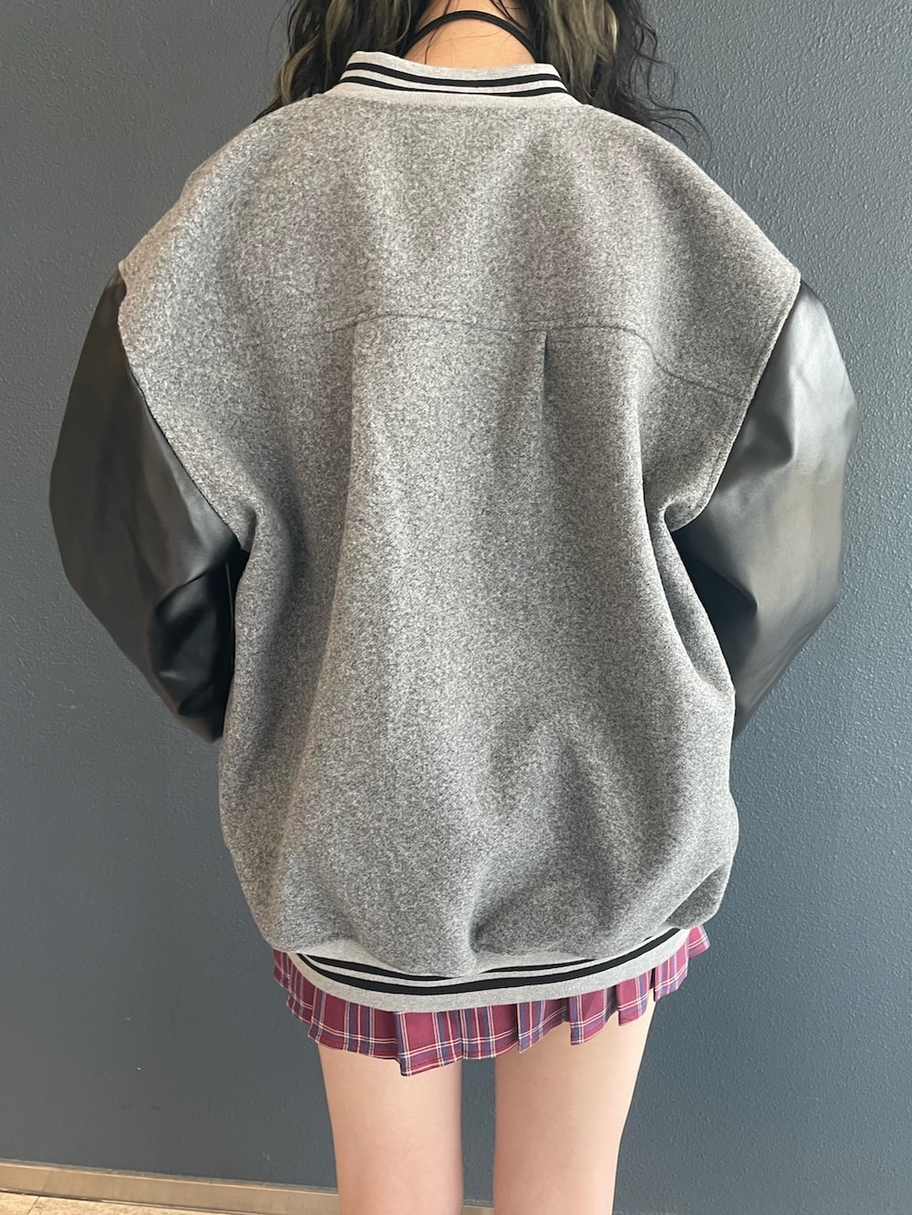 ピンク系のスカート、グレー系のスタジャン、ホワイト系のTシャツ/カットソーを着用したレディースの秋コーディネートの8枚目の写真