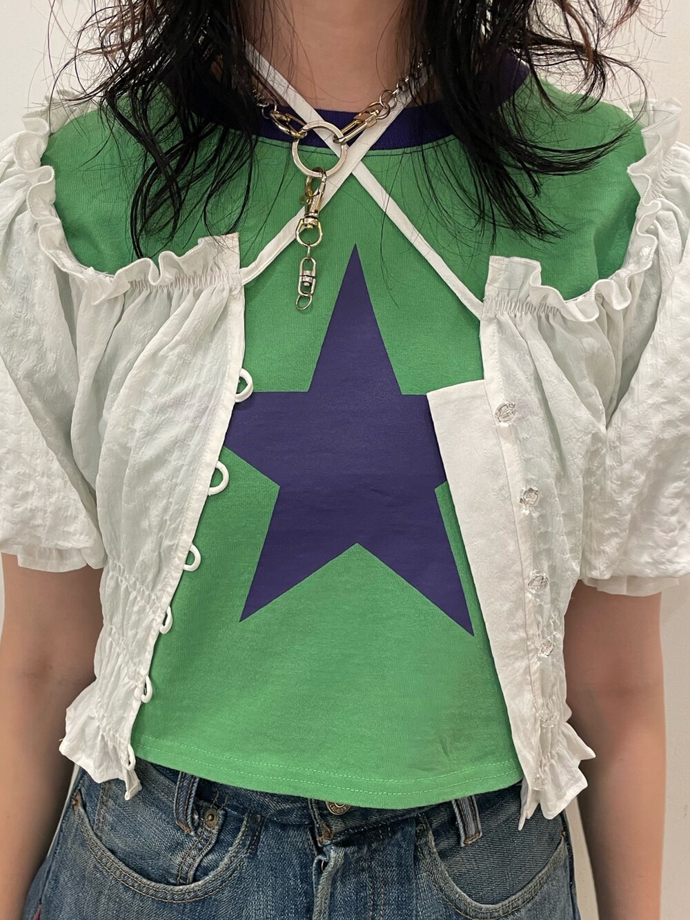 ホワイト系のシャツ/ブラウス、グリーン系のTシャツ/カットソー、ブラック系のブーツを着用したレディースの夏コーディネートの5枚目の写真