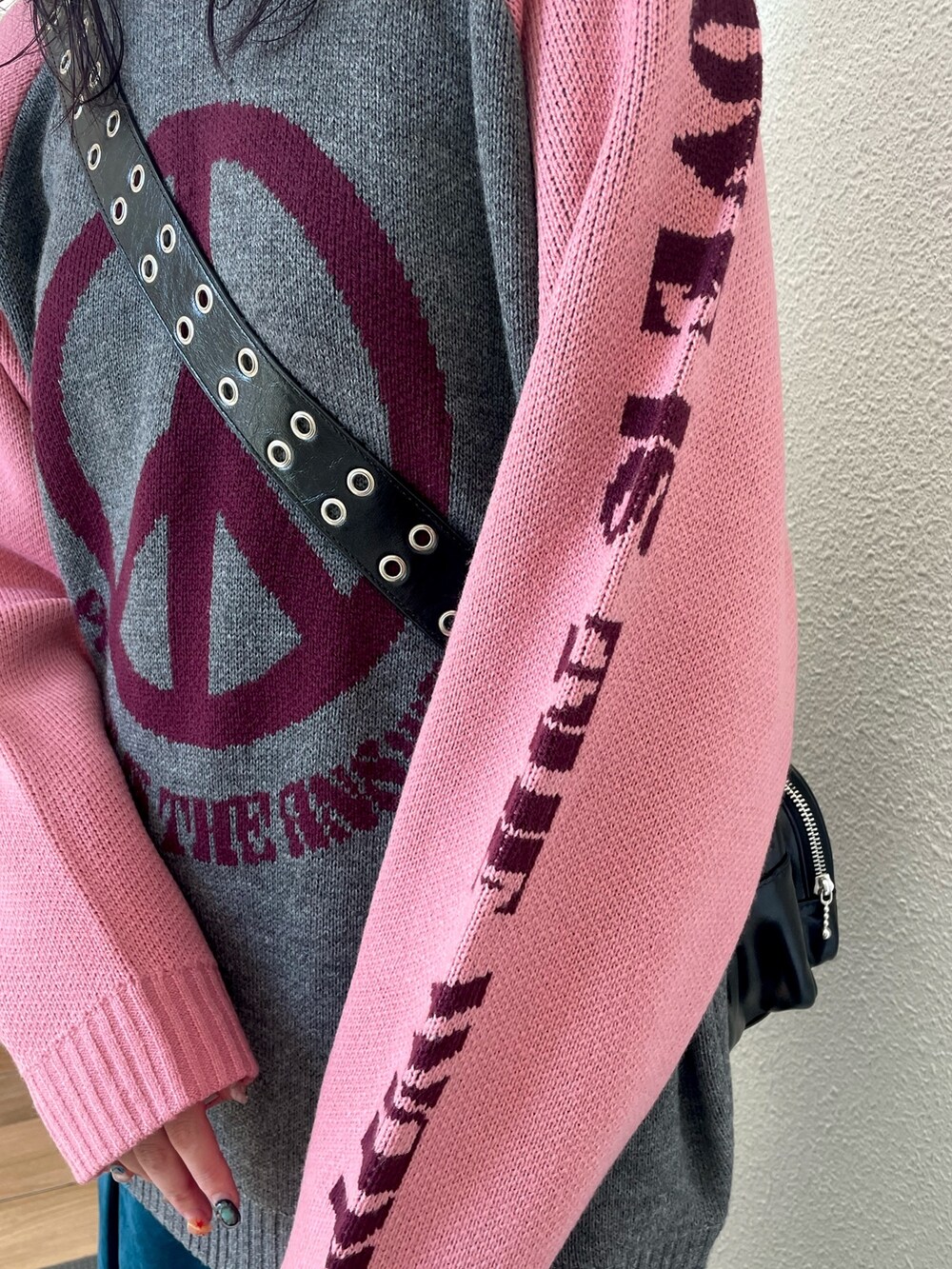 グレー系のニット/セーター、ホワイト系のシャツ/ブラウス、ブルー系のワンピースを着用したレディースの秋コーディネートの6枚目の写真