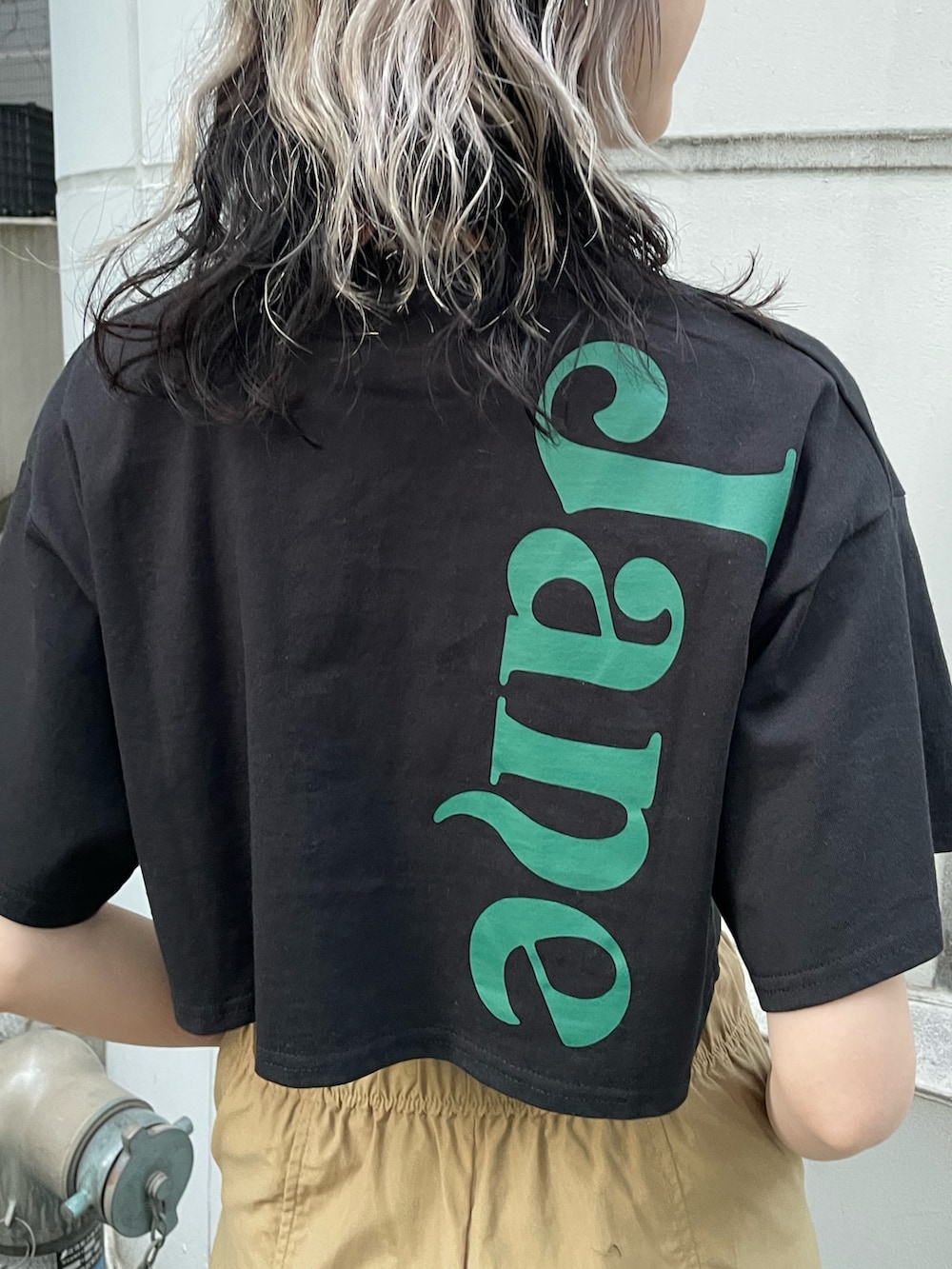 ベージュ系のカーゴパンツ、ブラック系のTシャツ/カットソー、ブラック系のブーツを着用したレディースの夏コーディネートの6枚目の写真