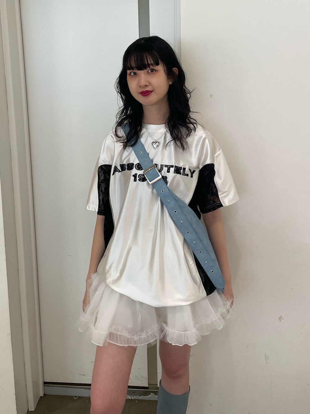 ホワイト系のTシャツ/カットソー、ブルー系のショルダーバッグ、ホワイト系のスカートを着用したレディースの春コーディネートの4枚目の写真