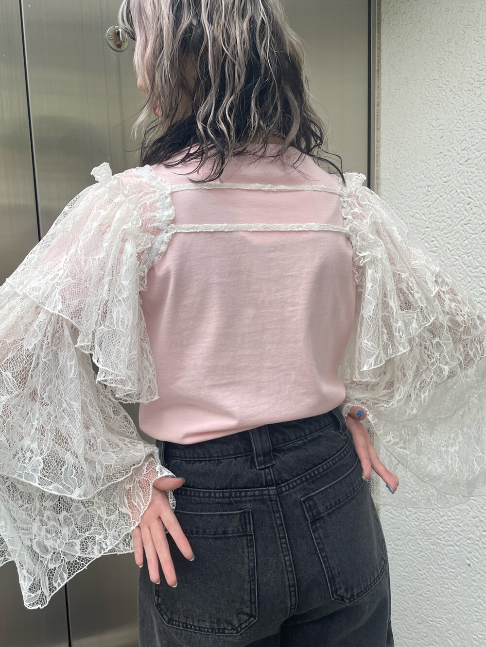 ピンク系のTシャツ/カットソー、ホワイト系のシャツ/ブラウス、ブラック系のカーゴパンツを着用したレディースの春コーディネートの9枚目の写真