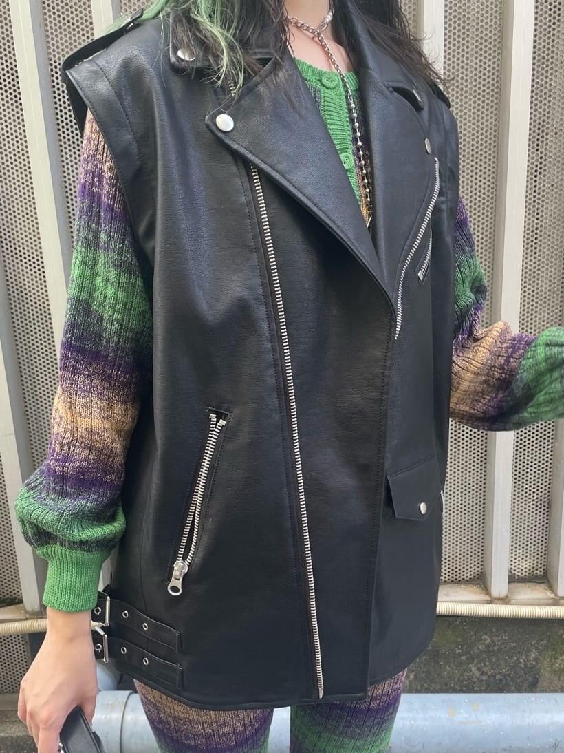 ブラック系のライダースジャケット、グリーン系のその他パンツ、ブラック系のハンドバッグを着用したレディースの秋コーディネートの8枚目の写真