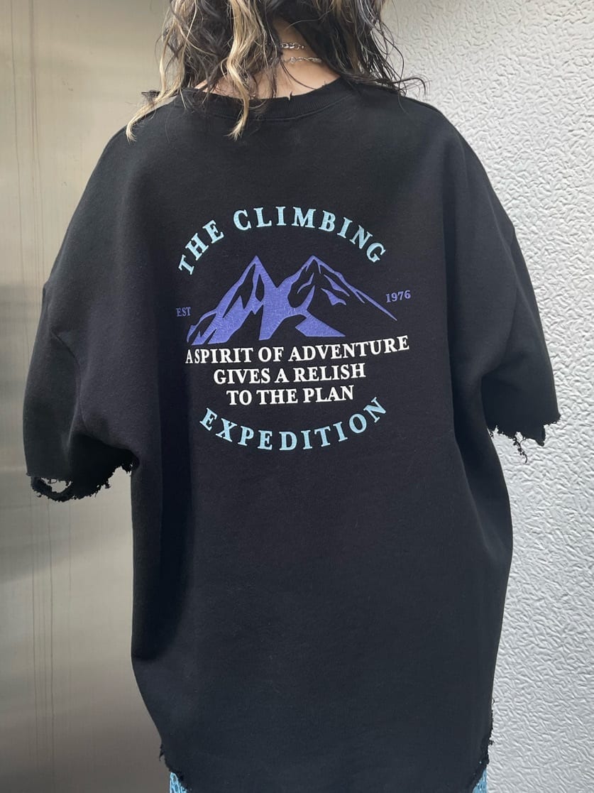 ブラック系のその他シューズ、ブラック系のバックパック/リュック、ブラック系のTシャツ/カットソーを着用したレディースの夏コーディネートの5枚目の写真