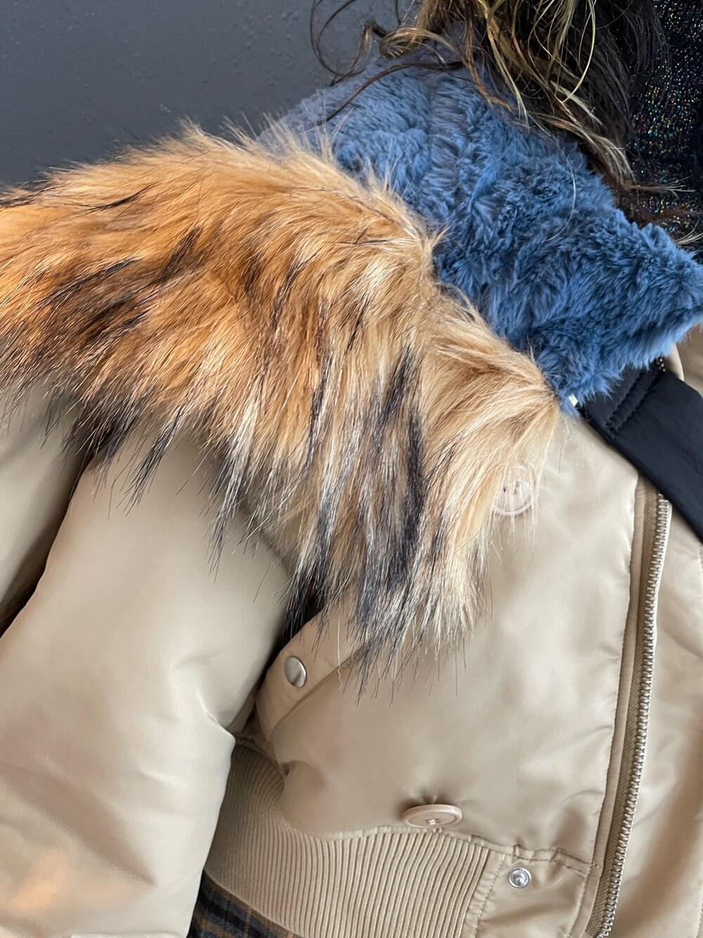 ブラック系のニット/セーター、グレー系のその他パンツ、ブラック系のブーツを着用したレディースの秋コーディネートの5枚目の写真