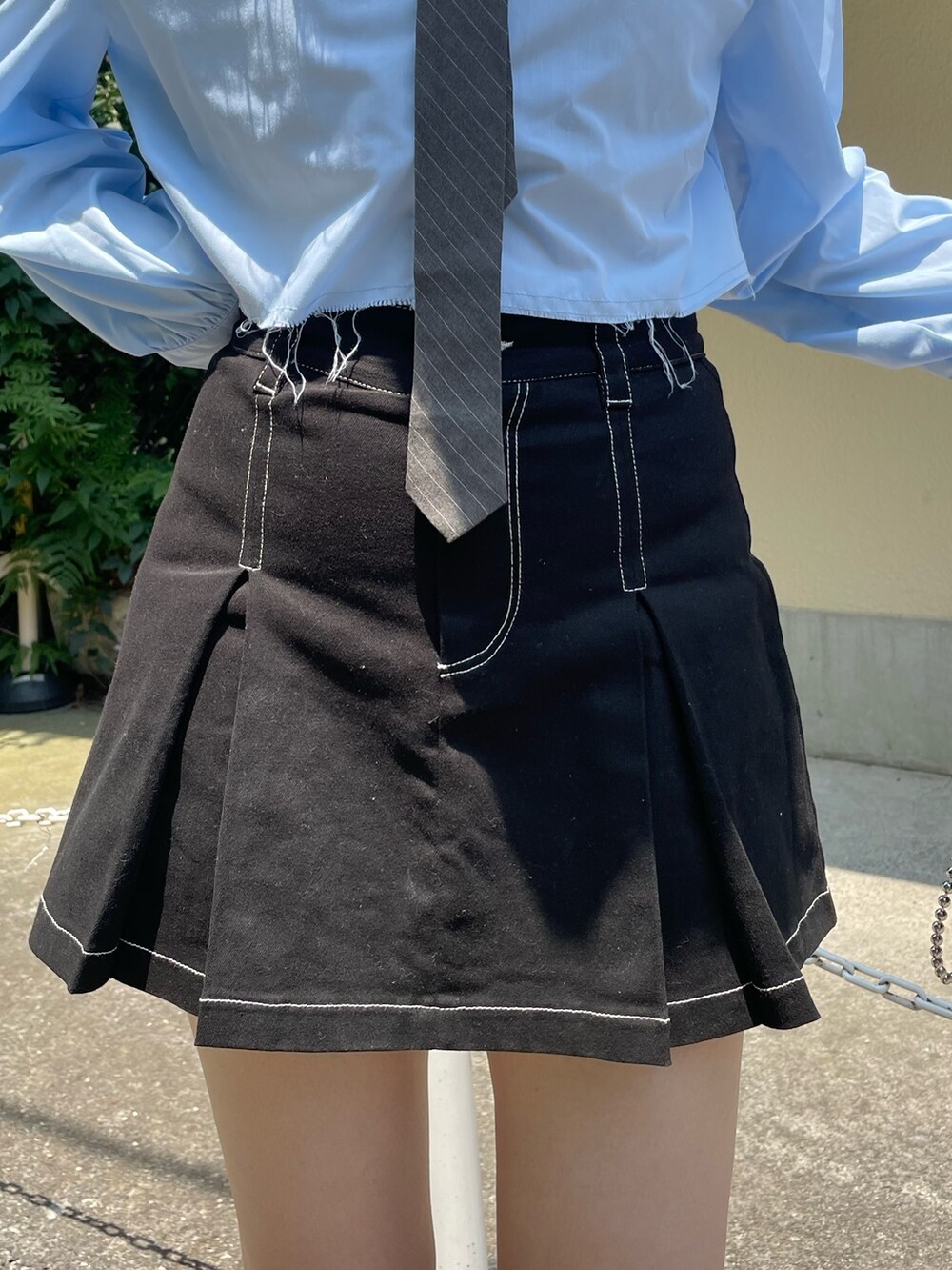 ブルー系のシャツ/ブラウス、ブラック系のその他パンツ、ブラック系のボストンバッグを着用したレディースの夏コーディネートの7枚目の写真