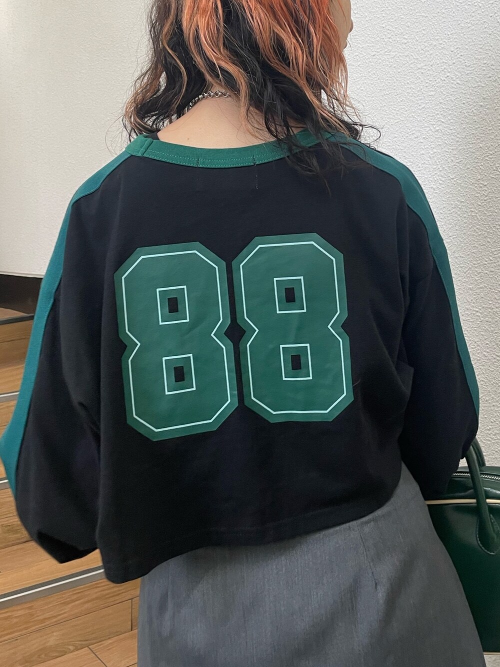 ブラック系のTシャツ/カットソー、グレー系のその他パンツ、グリーン系のボストンバッグを着用したレディースの夏コーディネートの5枚目の写真