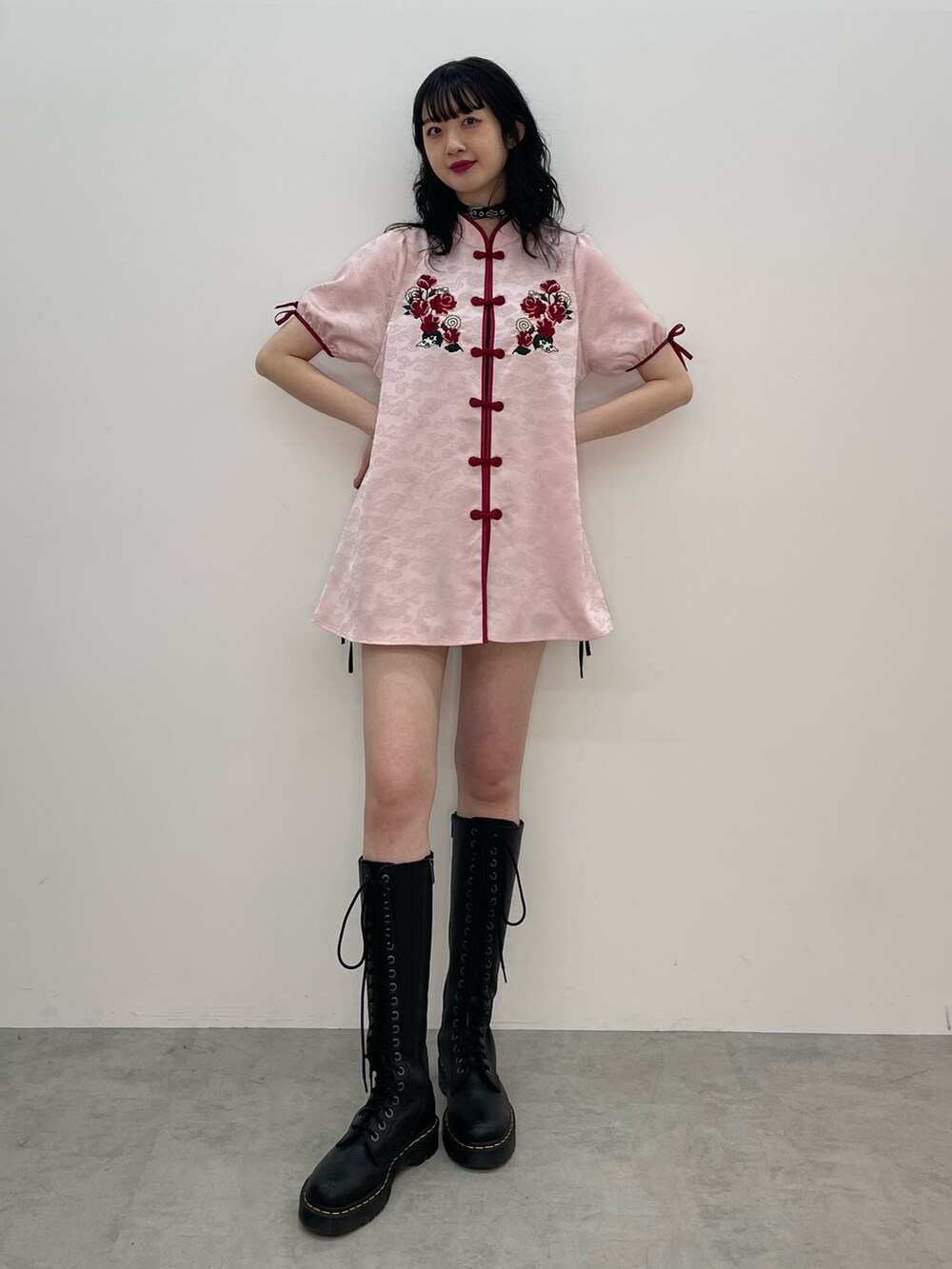 ピンク系のシャツ/ブラウス、ブラック系のブーツを着用したレディースの春コーディネートの2枚目の写真