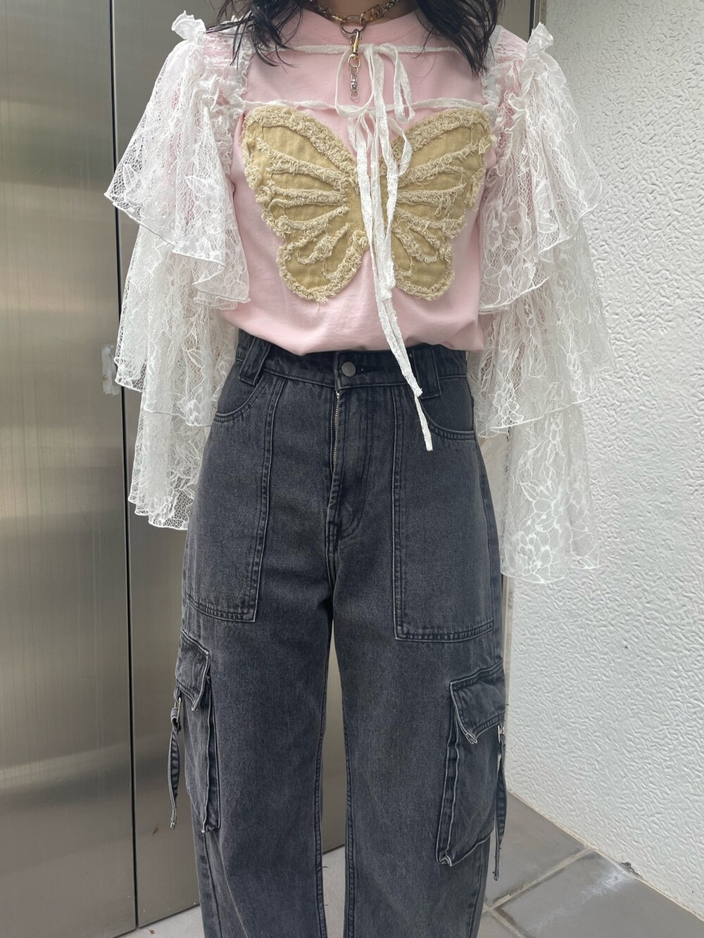 ピンク系のTシャツ/カットソー、ホワイト系のシャツ/ブラウス、ブラック系のカーゴパンツを着用したレディースの春コーディネートの7枚目の写真