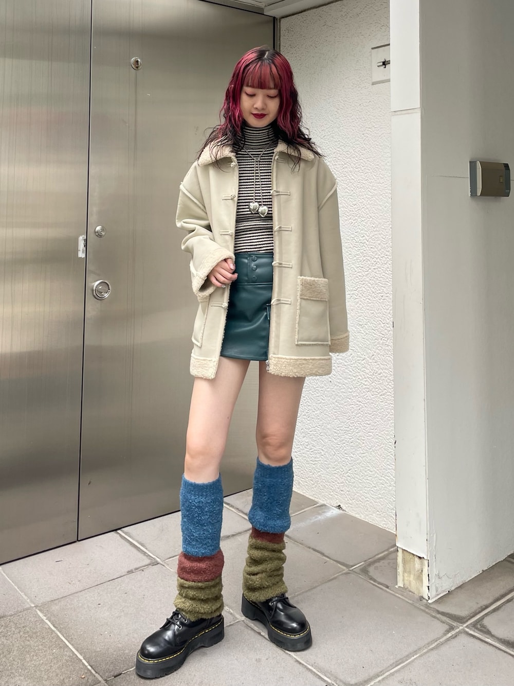 ブルー系のその他パンツ、ブラック系のブーツ、ホワイト系のムートンコートを着用したレディースの秋コーディネートの2枚目の写真