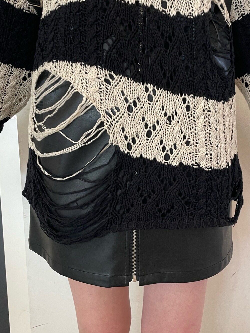 ブラック系のニット/セーター、その他のワンピース、ブラック系のブーツを着用したレディースの冬コーディネートの6枚目の写真