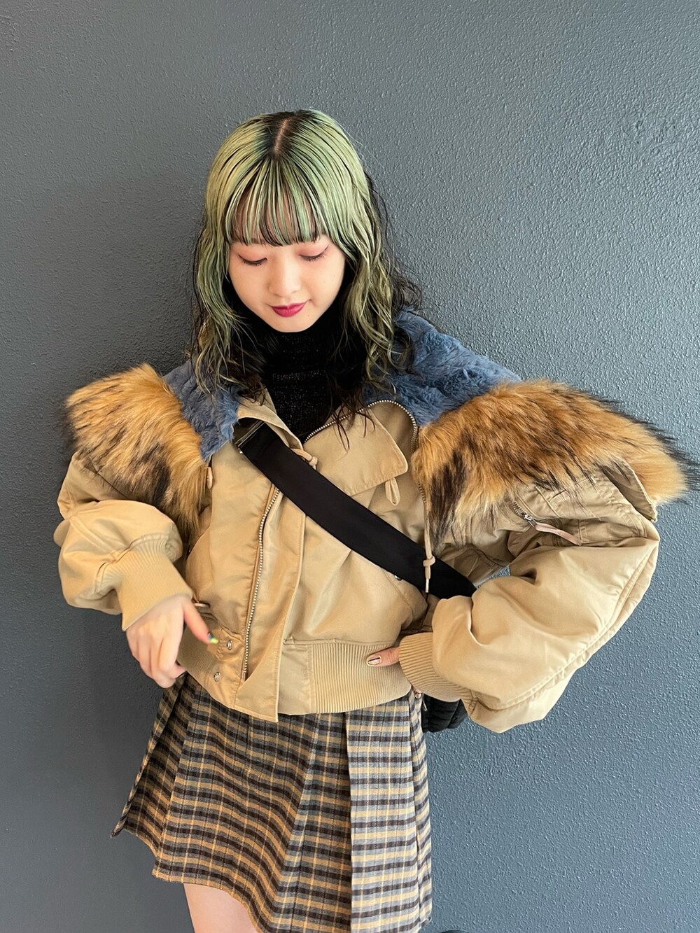 ブラック系のニット/セーター、グレー系のその他パンツ、ブラック系のブーツを着用したレディースの秋コーディネートの3枚目の写真