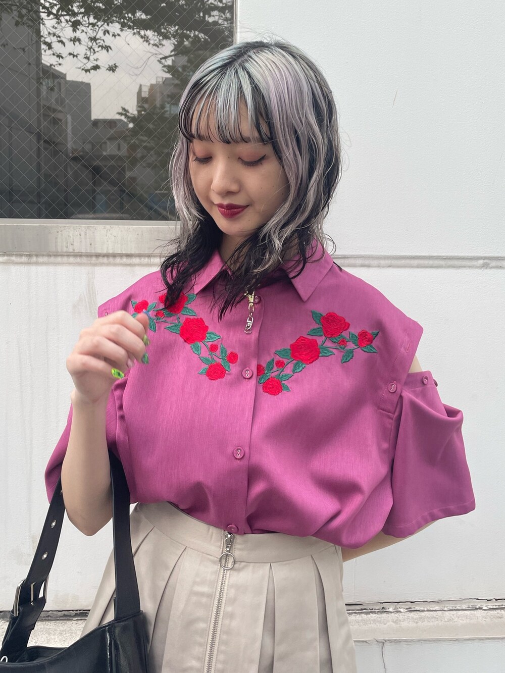 ピンク系のシャツ/ブラウス、ホワイト系のその他パンツ、ブラック系のハンドバッグを着用したレディースの春コーディネートの4枚目の写真