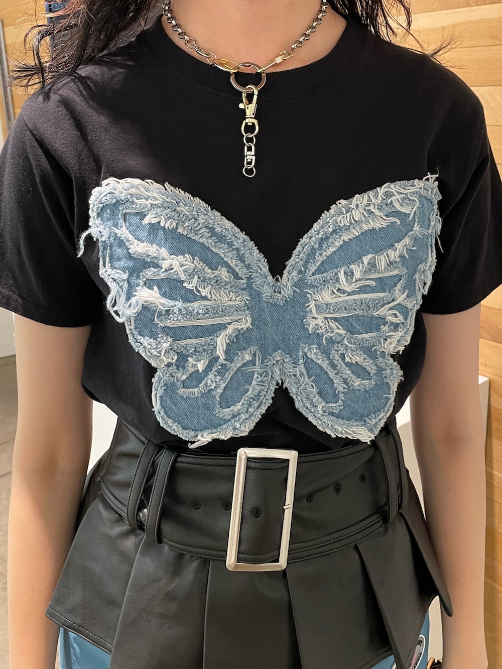 ブラック系のTシャツ/カットソー、ブルー系のカーゴパンツ、ブラック系のその他シューズを着用したレディースの春コーディネートの5枚目の写真