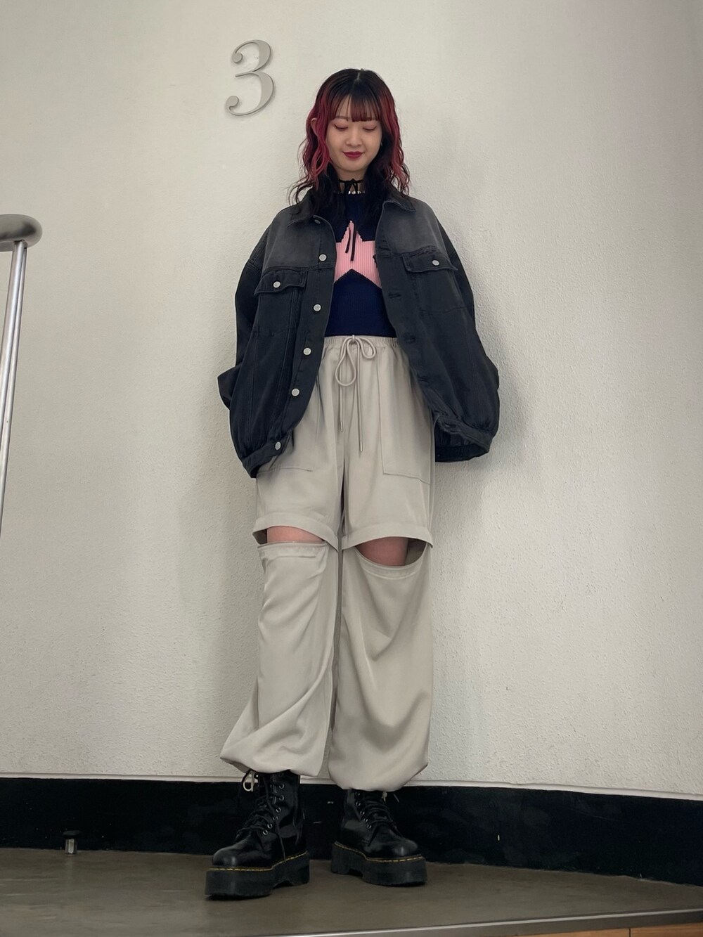 ホワイト系のその他パンツ、ブラック系のその他シューズ、ブルー系のニット/セーターを着用したレディースの春コーディネートの2枚目の写真