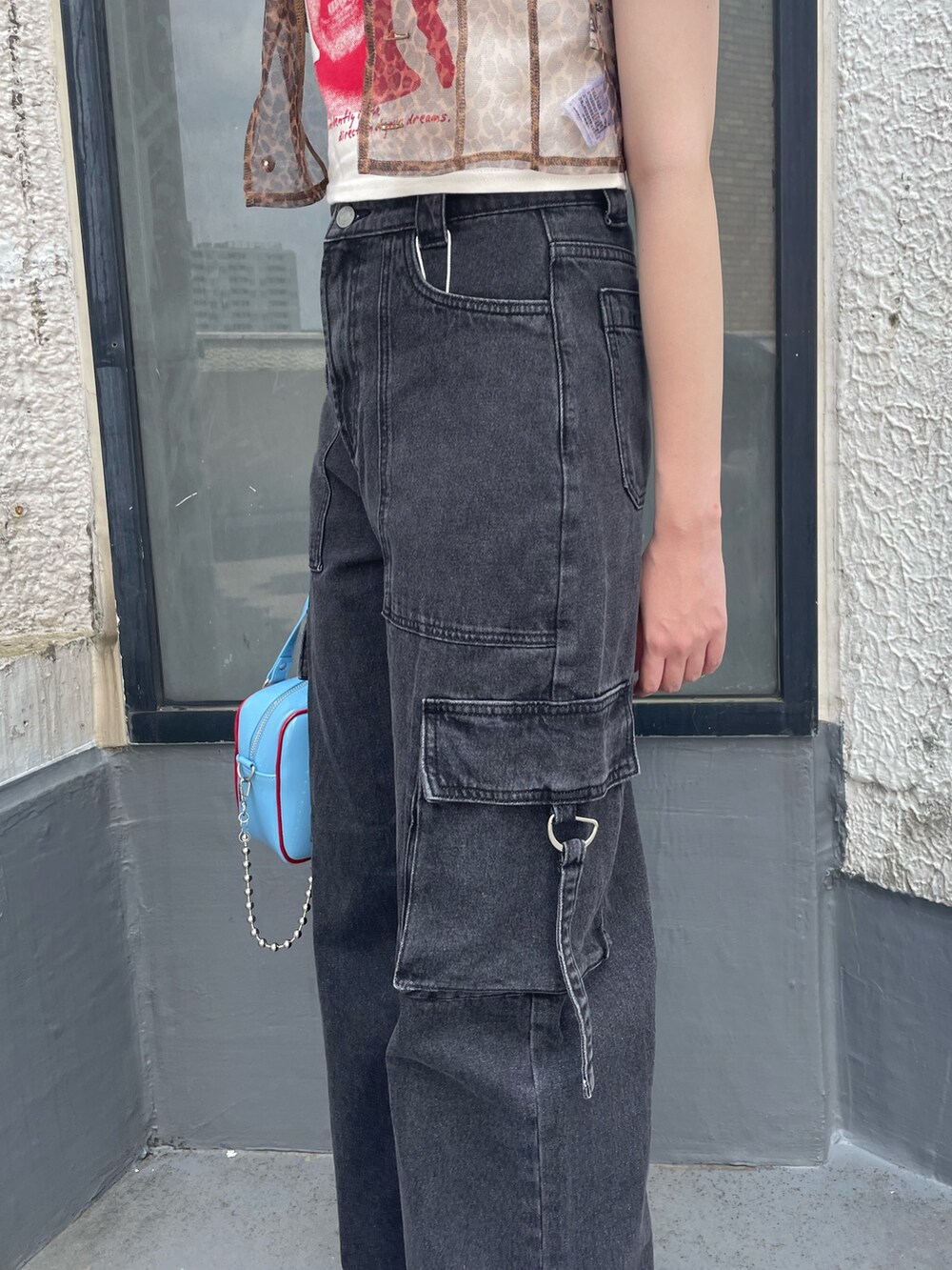 ホワイト系のTシャツ/カットソー、ブラウン系のシャツ/ブラウス、ブラック系のカーゴパンツを着用したレディースの春コーディネートの6枚目の写真