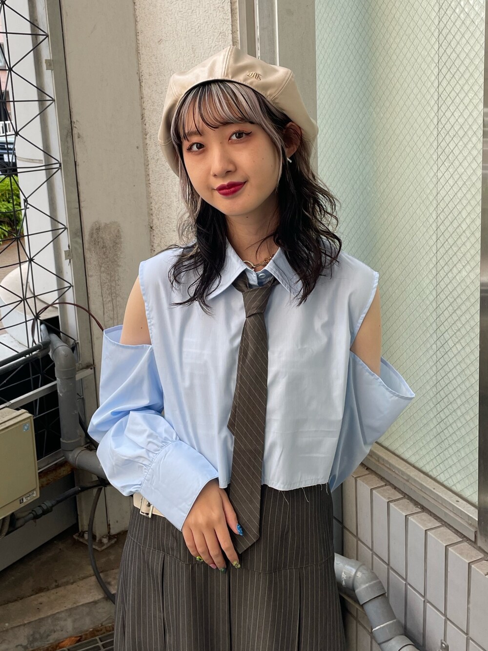 グレー系のスカート、ブルー系のシャツ/ブラウス、ブラック系のブーツを着用したレディースの春コーディネートの5枚目の写真