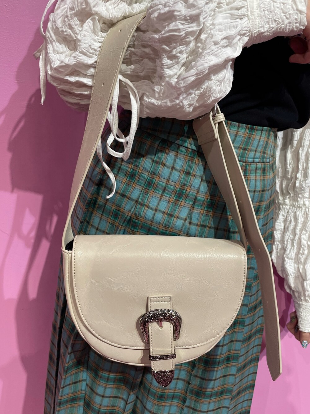 ブラック系のTシャツ/カットソー、ホワイト系のカーディガン/ボレロ、グリーン系のスカートを着用したレディースの冬コーディネートの9枚目の写真