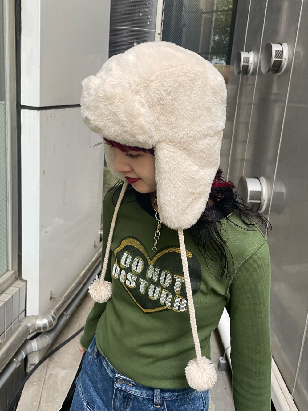 ブルー系のデニムパンツ、グリーン系のTシャツ/カットソー、ホワイト系のトートバッグを着用したレディースの秋コーディネートの8枚目の写真