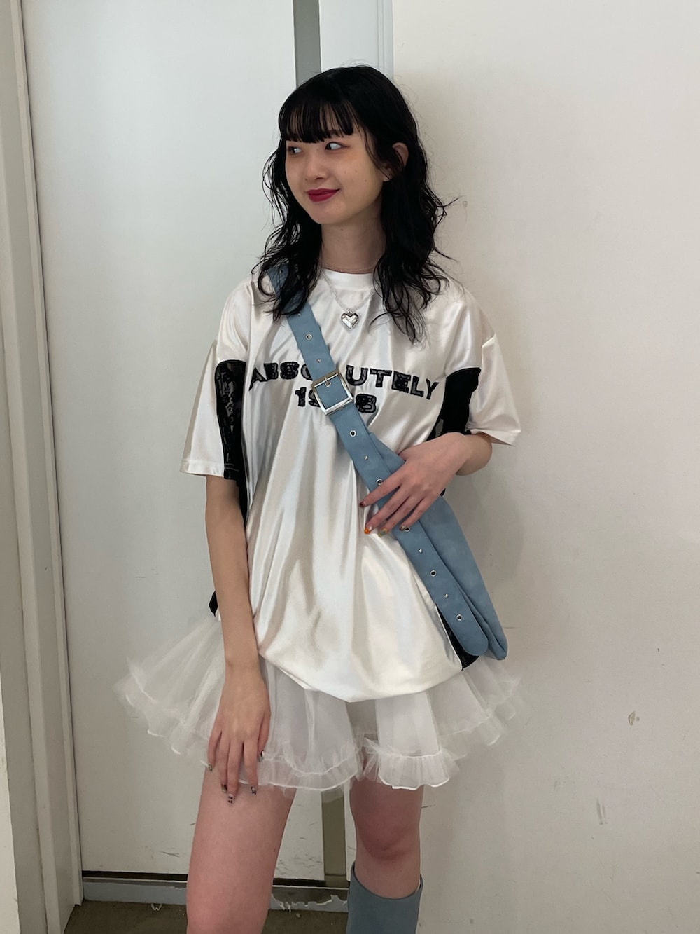 ホワイト系のTシャツ/カットソー、ブルー系のショルダーバッグ、ホワイト系のスカートを着用したレディースの春コーディネートの5枚目の写真