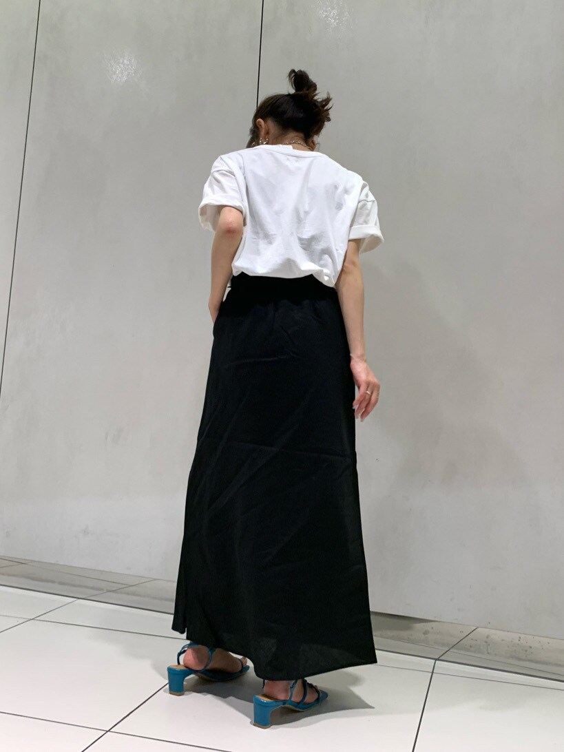 ブルー系のサンダル、ホワイト系のTシャツ/カットソー、ブラック系のスカートを着用したレディースの春コーディネートの3枚目の写真