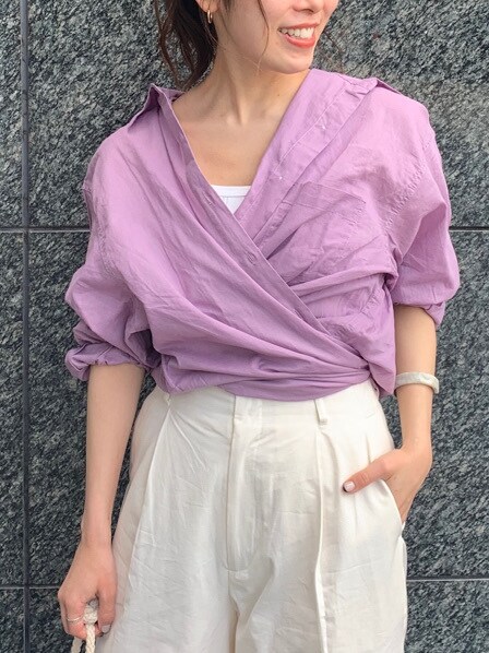 パープル系のシャツ/ブラウス、ホワイト系のタンクトップ、ホワイト系のその他パンツを着用したレディースの夏コーディネートの2枚目の写真