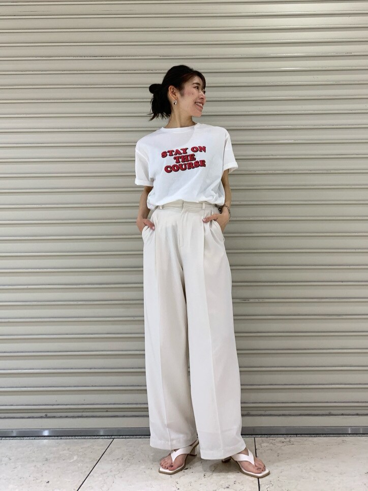 ホワイト系のその他パンツ、ホワイト系のTシャツ/カットソー、ホワイト系のサンダルを着用したレディースの春コーディネートの2枚目の写真
