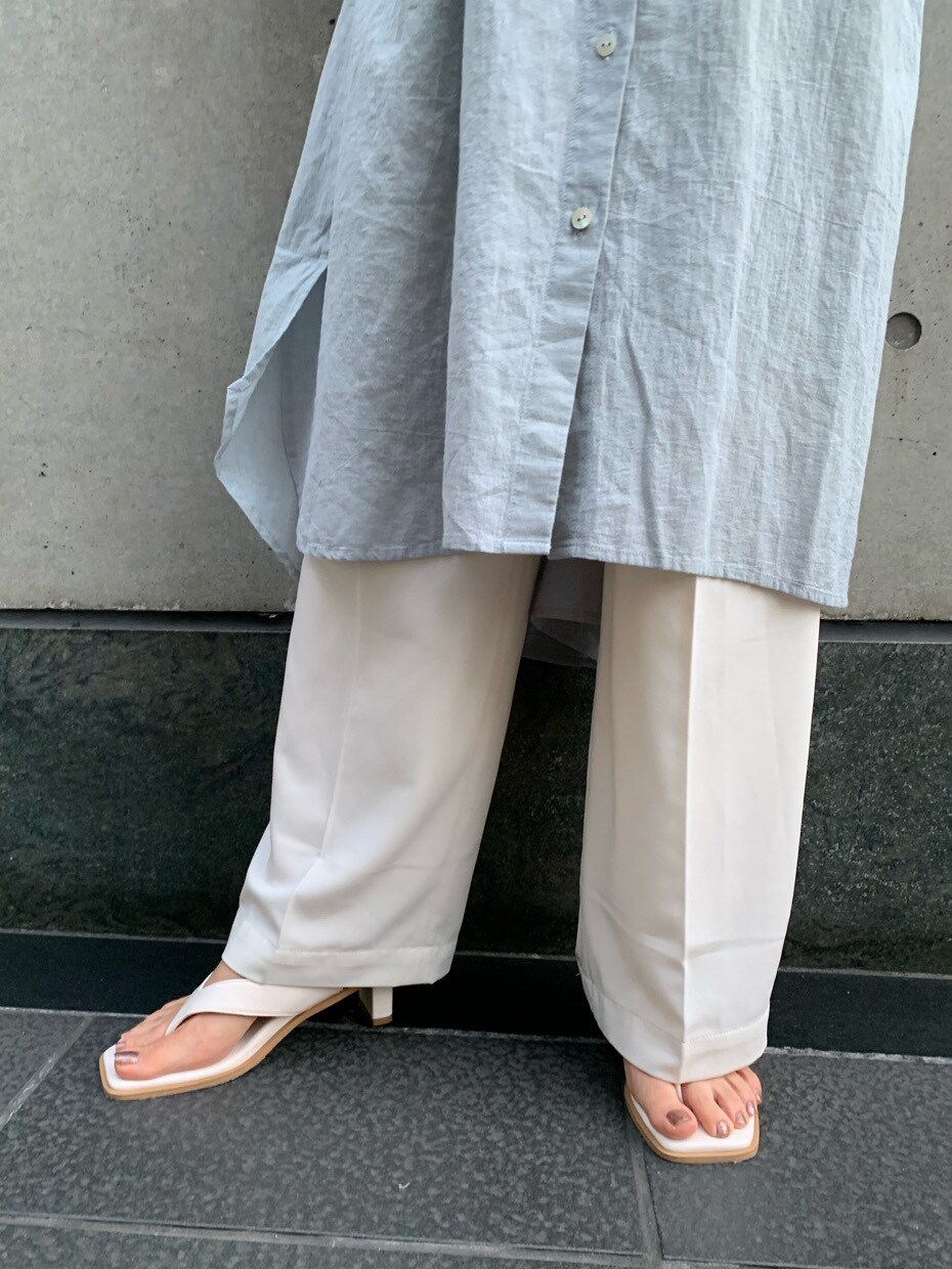 ホワイト系のその他パンツ、ブルー系のワンピース、ホワイト系のサンダルを着用したレディースの春コーディネートの9枚目の写真