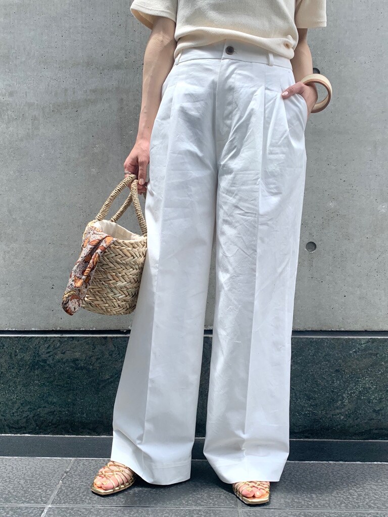 ホワイト系のその他パンツ、ホワイト系のTシャツ/カットソーを着用したレディースの夏コーディネートの2枚目の写真