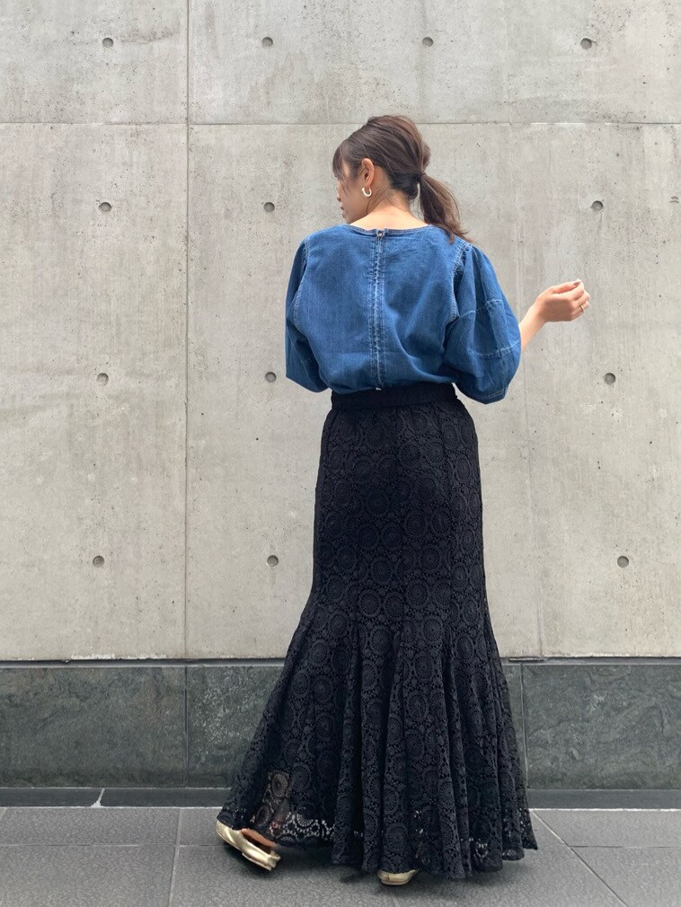 ブラック系のスカート、ブルー系のシャツ/ブラウスを着用したレディースの春コーディネートの3枚目の写真