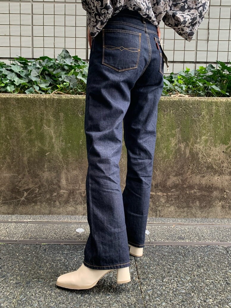 ブルー系のデニムパンツ、ブラウン系のトレンチコート、ブラック系のシャツ/ブラウスを着用したレディースの夏コーディネートの8枚目の写真