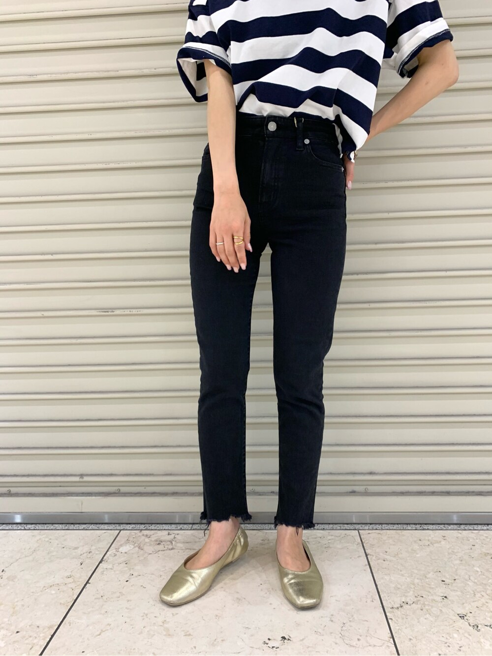 ブラック系のデニムパンツ、ブラック系のメガネを着用したレディースの春コーディネートの4枚目の写真