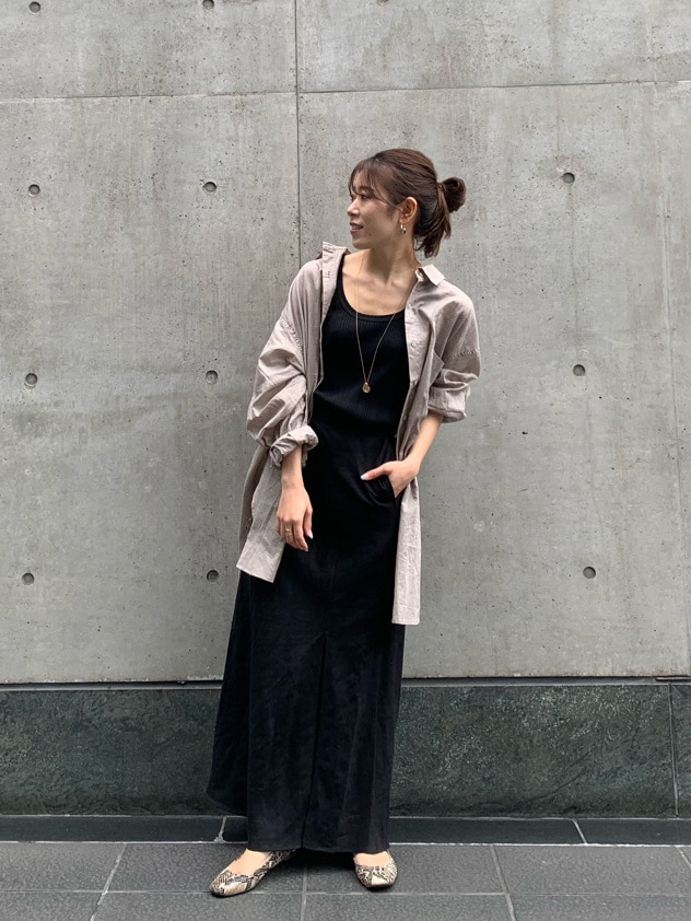 グレー系のシャツ/ブラウス、ブラック系のスカートを着用したレディースの夏コーディネートの4枚目の写真