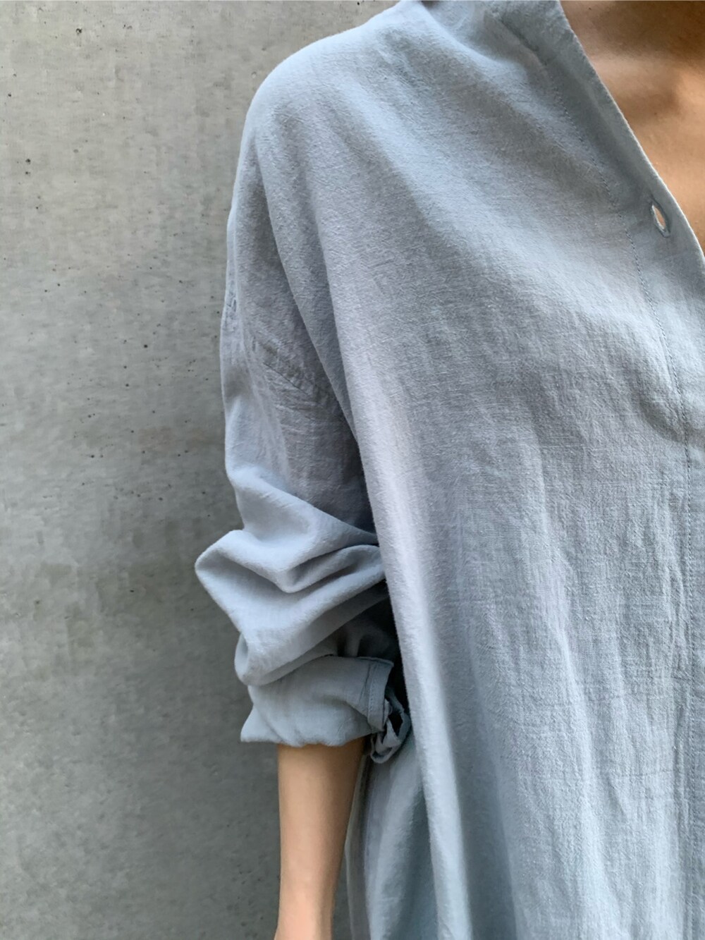 ホワイト系のその他パンツ、ブルー系のワンピース、ホワイト系のサンダルを着用したレディースの春コーディネートの8枚目の写真