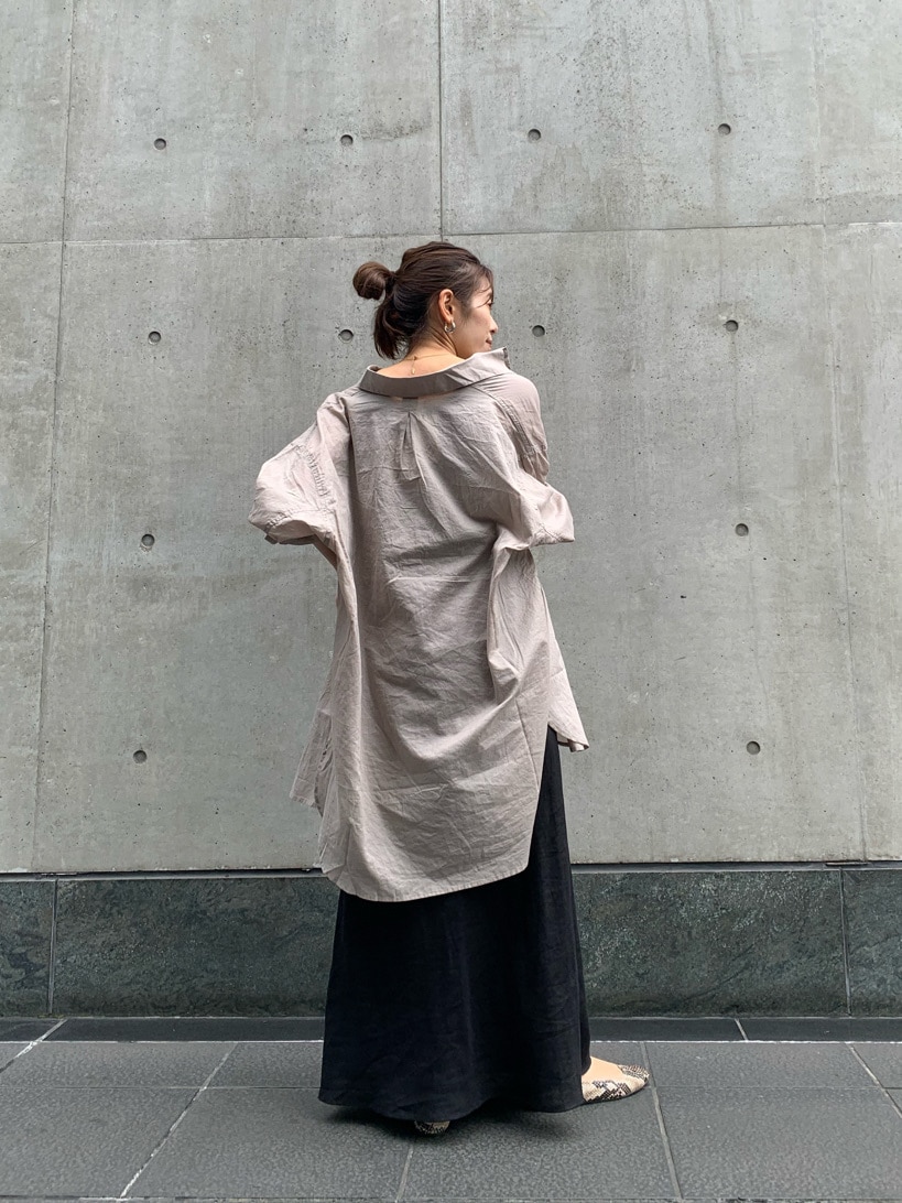 グレー系のシャツ/ブラウス、ブラック系のスカートを着用したレディースの夏コーディネートの7枚目の写真