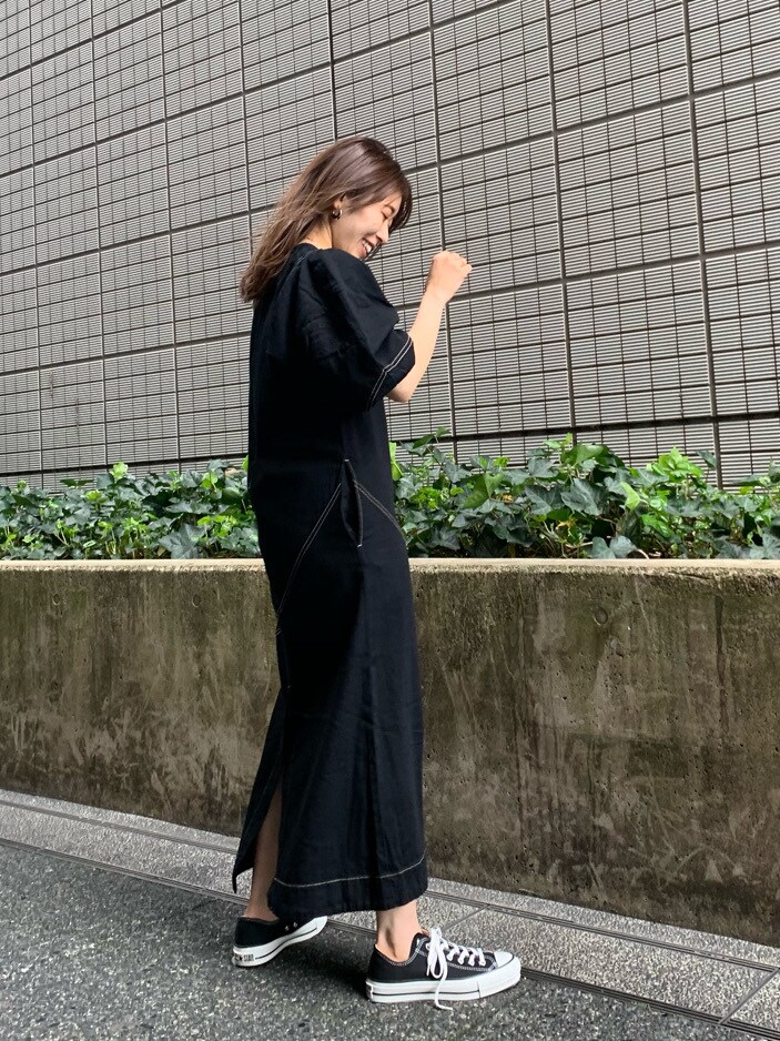 ブラック系のワンピースを着用したレディースの春コーディネートの3枚目の写真