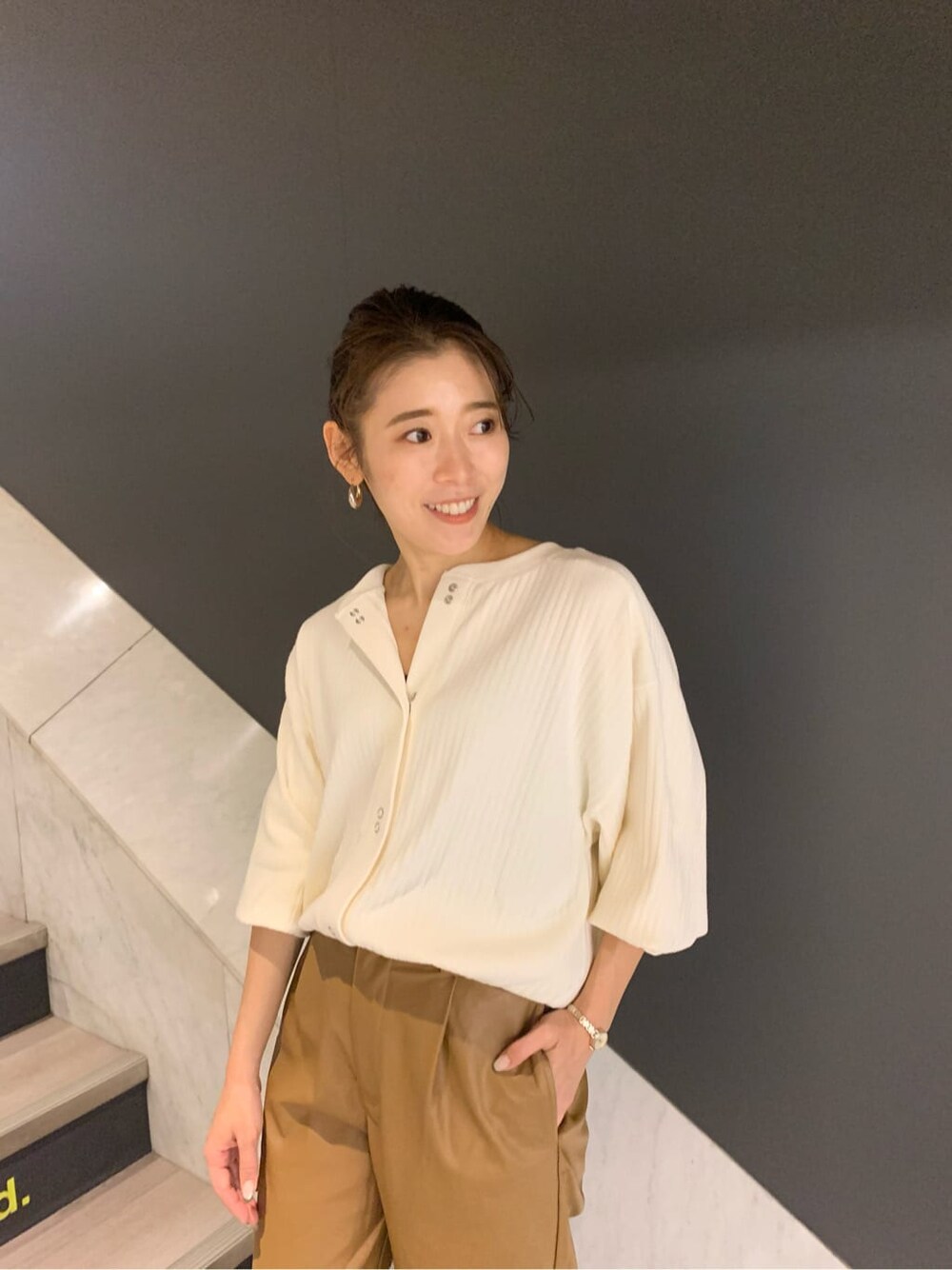 ブラウン系のその他パンツ、ホワイト系のブーツ、ホワイト系のカーディガン/ボレロを着用したレディースの夏コーディネートの4枚目の写真