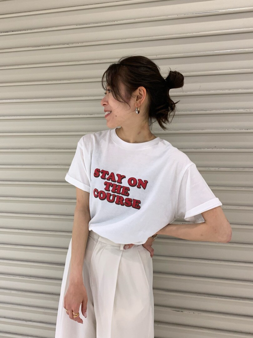 ホワイト系のその他パンツ、ホワイト系のTシャツ/カットソー、ホワイト系のサンダルを着用したレディースの春コーディネートの5枚目の写真