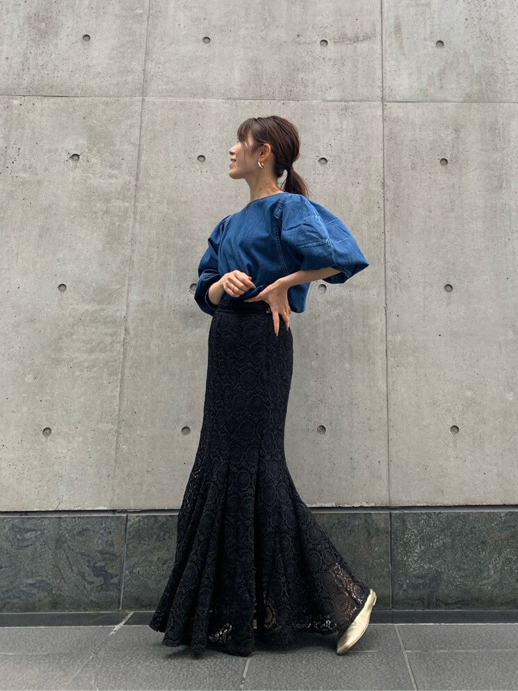 ブラック系のスカート、ブルー系のシャツ/ブラウスを着用したレディースの春コーディネートの5枚目の写真