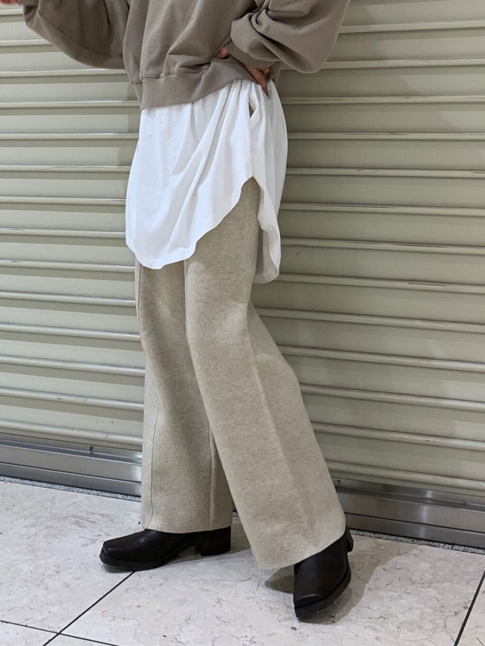 ブラック系のブーツ、ホワイト系のその他パンツを着用したレディースの冬コーディネートの5枚目の写真