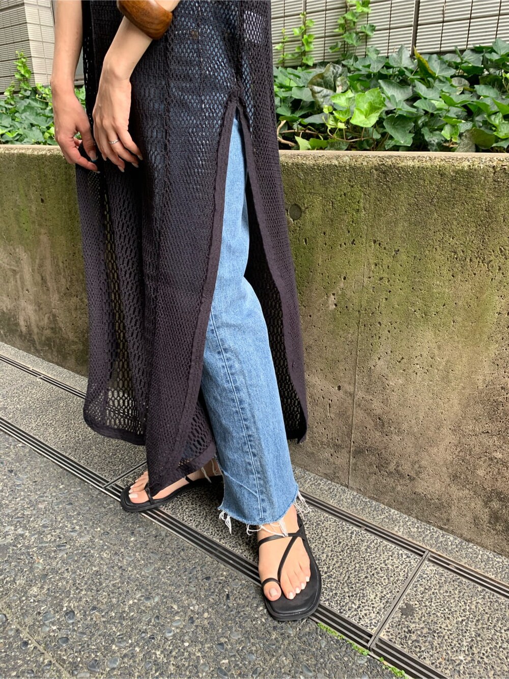 ブルー系のデニムパンツ、グレー系のワンピース、ブラック系のサンダルを着用したレディースの夏コーディネートの4枚目の写真