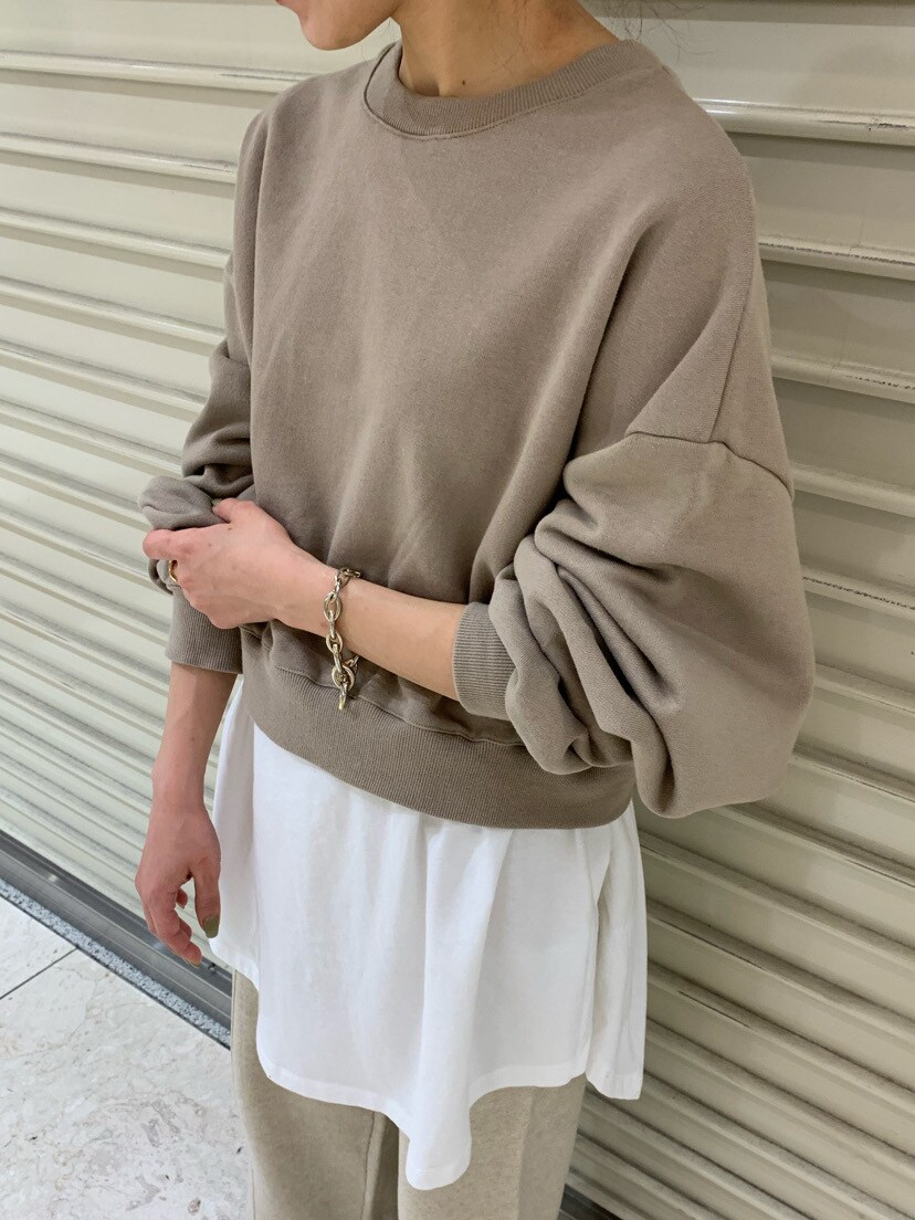 ブラック系のブーツ、ホワイト系のその他パンツを着用したレディースの冬コーディネートの2枚目の写真