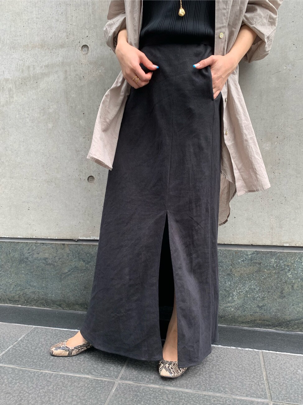 グレー系のシャツ/ブラウス、ブラック系のスカートを着用したレディースの夏コーディネートの3枚目の写真