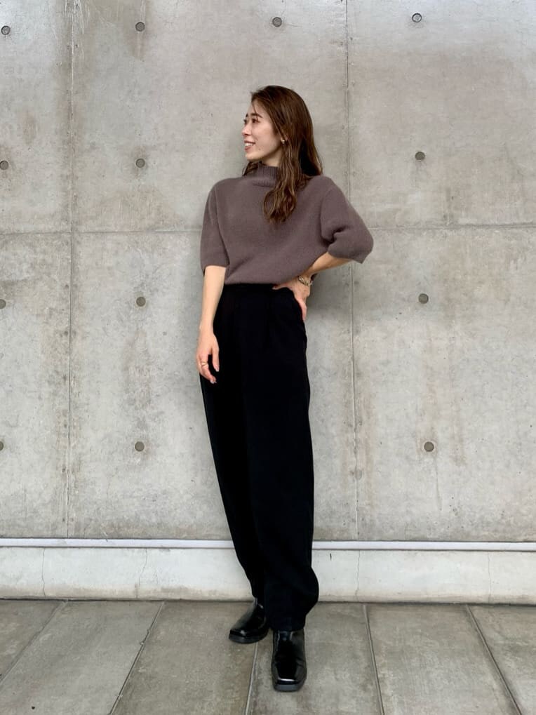 ブラック系のその他パンツ、ブラック系のブーツ、ベージュ系のニット/セーターを着用したレディースの夏コーディネートの2枚目の写真