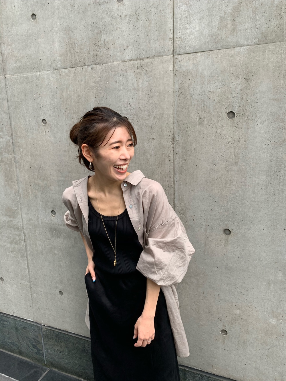 グレー系のシャツ/ブラウス、ブラック系のスカートを着用したレディースの夏コーディネートの8枚目の写真