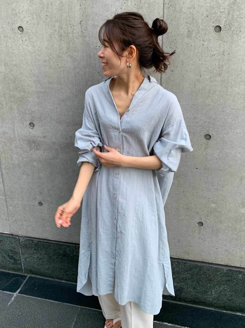 ホワイト系のその他パンツ、ブルー系のワンピース、ホワイト系のサンダルを着用したレディースの春コーディネートの7枚目の写真