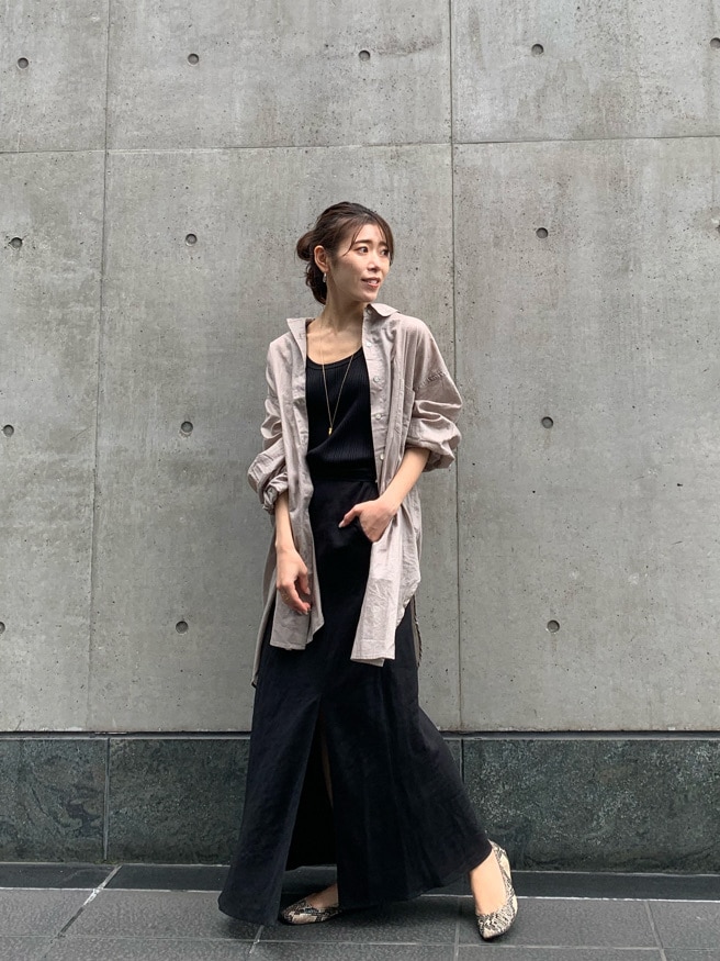 グレー系のシャツ/ブラウス、ブラック系のスカートを着用したレディースの夏コーディネートの6枚目の写真
