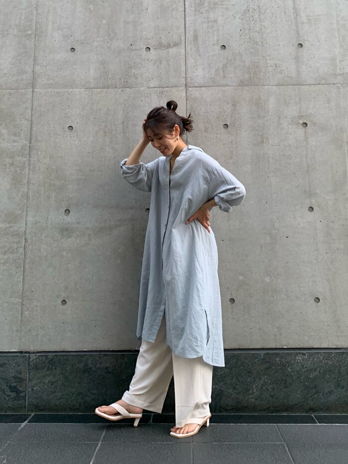 ホワイト系のその他パンツ、ブルー系のワンピース、ホワイト系のサンダルを着用したレディースの春コーディネートの2枚目の写真