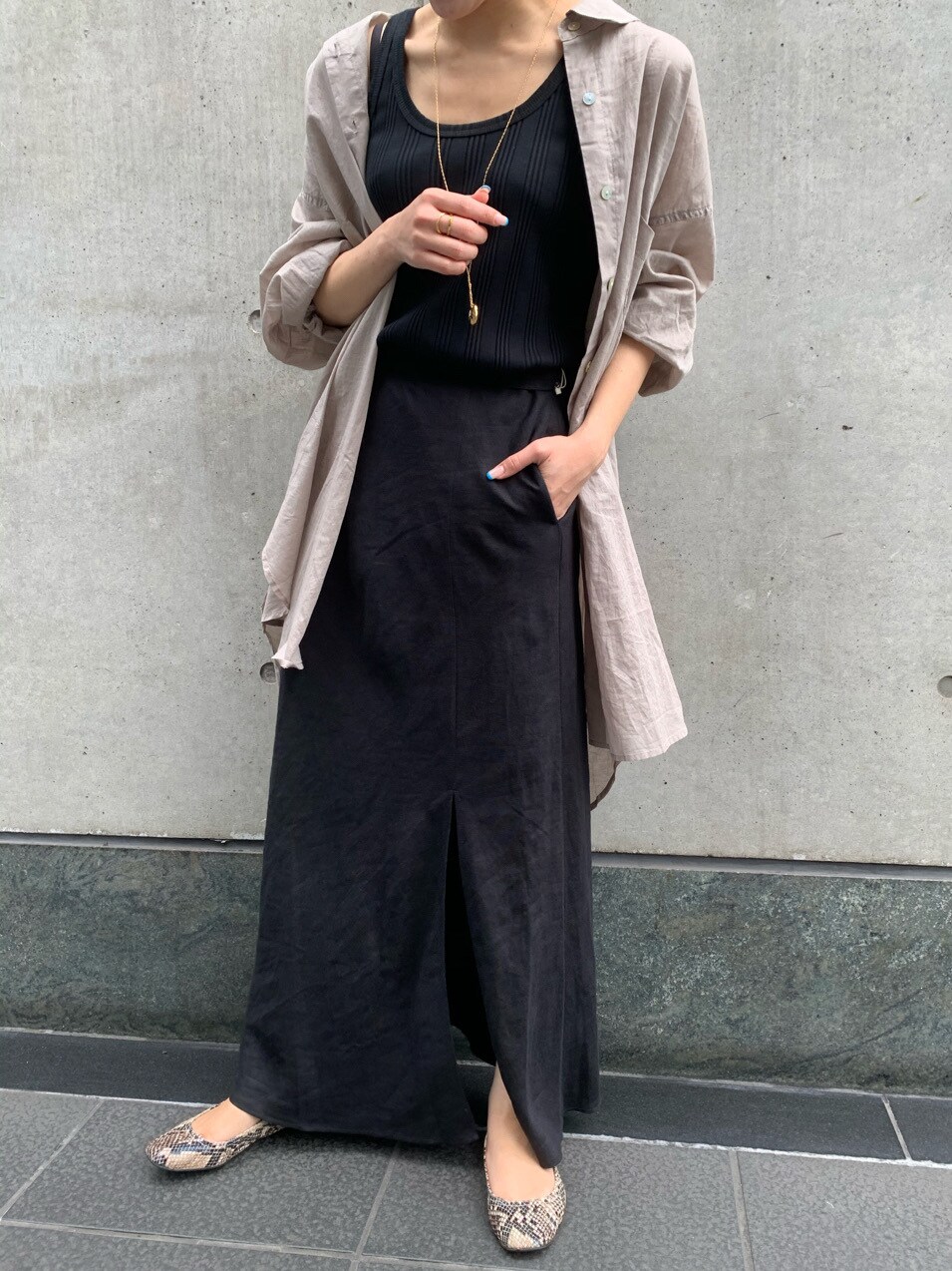 グレー系のシャツ/ブラウス、ブラック系のスカートを着用したレディースの夏コーディネートの2枚目の写真